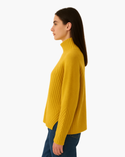 Pull femme col roulé tricot structuré jaune, vue portée