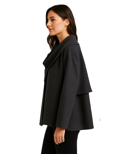 Manteau cape femme tenue casual chic - vue d'ensemble