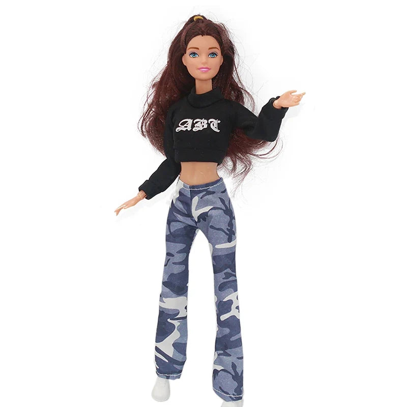 Poupée mannequin en crop top noir et pantalon cargo camouflage