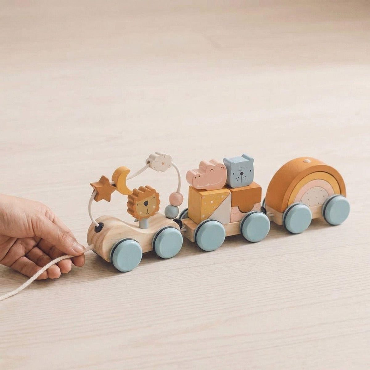 Train à tirer en bois Montessori installé dans une chambre d'enfant