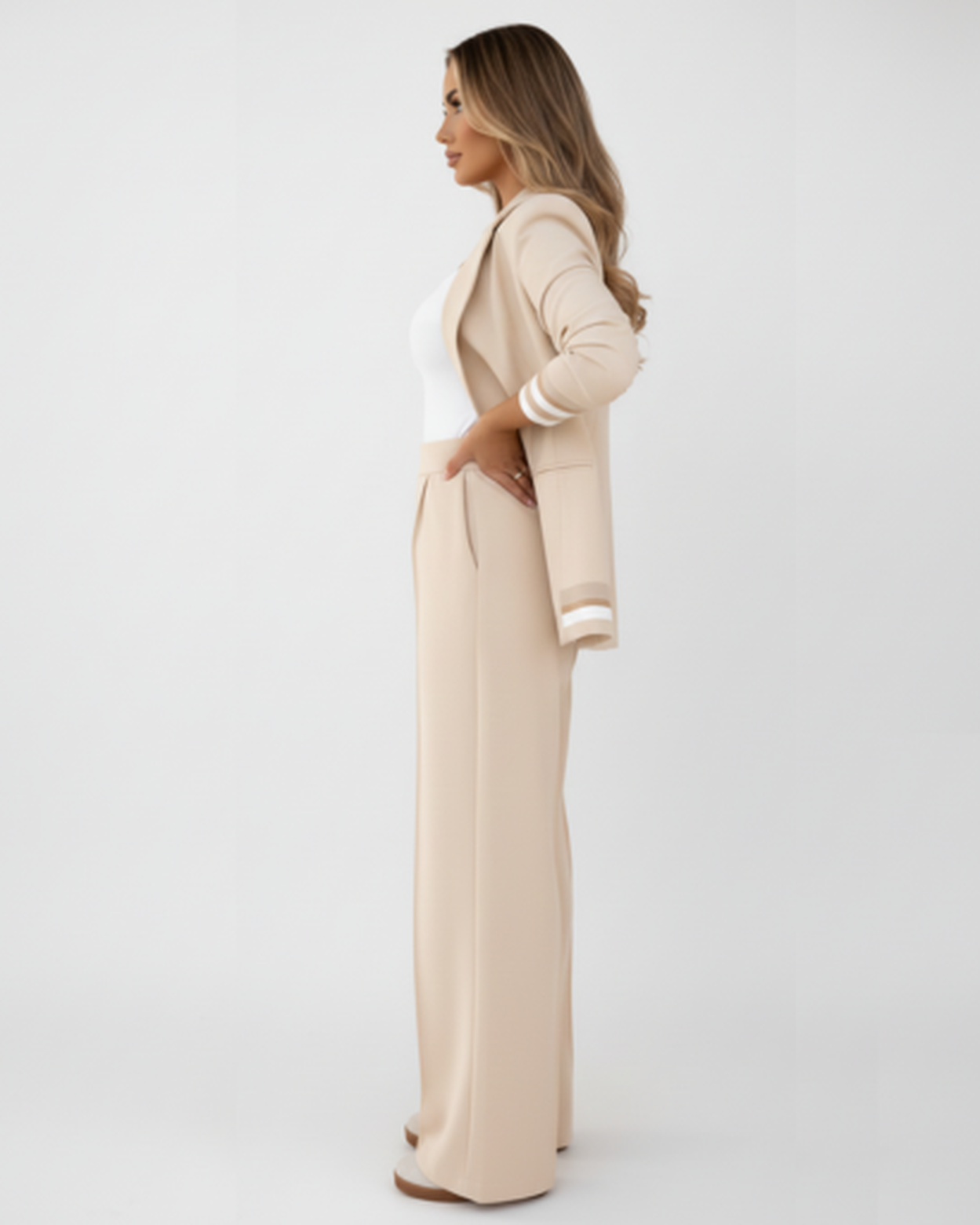 Ensemble Tailleur Femme – Blazer Cintré & Pantalon Large Contrasté | Tenue Bureau Invitée de Mariage