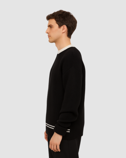 Pull oversize homme en maille brune, vue portée