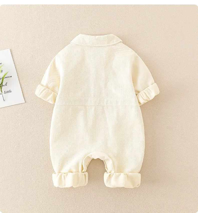 Détail des bretelles ajustables de la salopette en jean bébé