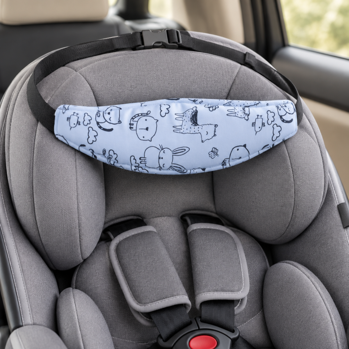 Appui-tête bébé installé sur la têtière d'un siège auto pour soutenir la tête de bébé pendant les siestes
