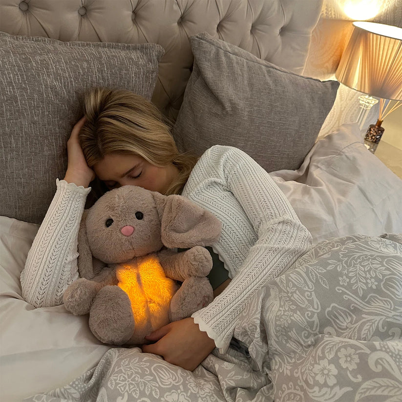 Veilleuse peluche bébé utilisée comme compagnon de lit dans la chambre