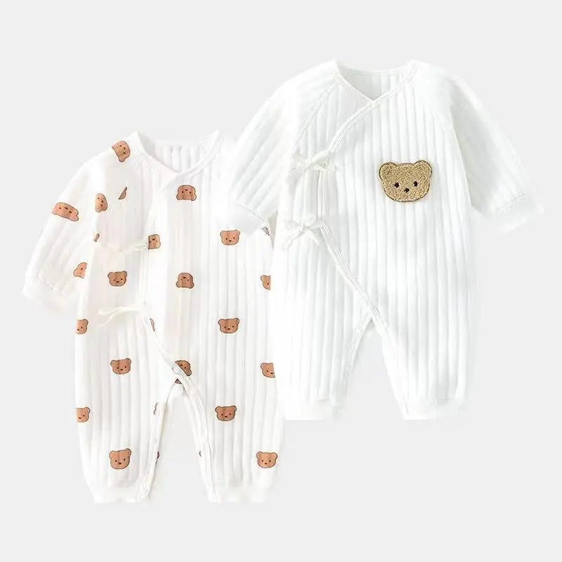 Gros plan sur le tissu en coton doux du body bébé Ourson