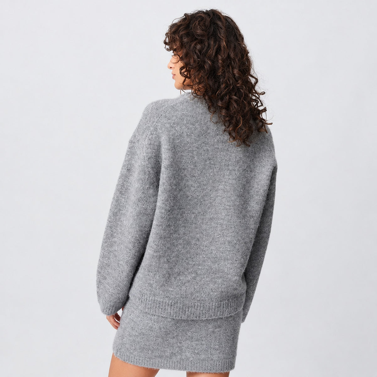 Pull oversize gris – vue de dos portée, coupe ample et décontractée