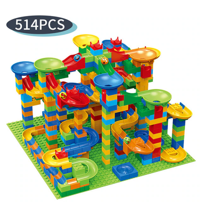 Taille des blocs du circuit à billes montrée dans une main