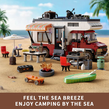Camping-car en briques de construction avec accessoires de plage, palmiers et fond marin