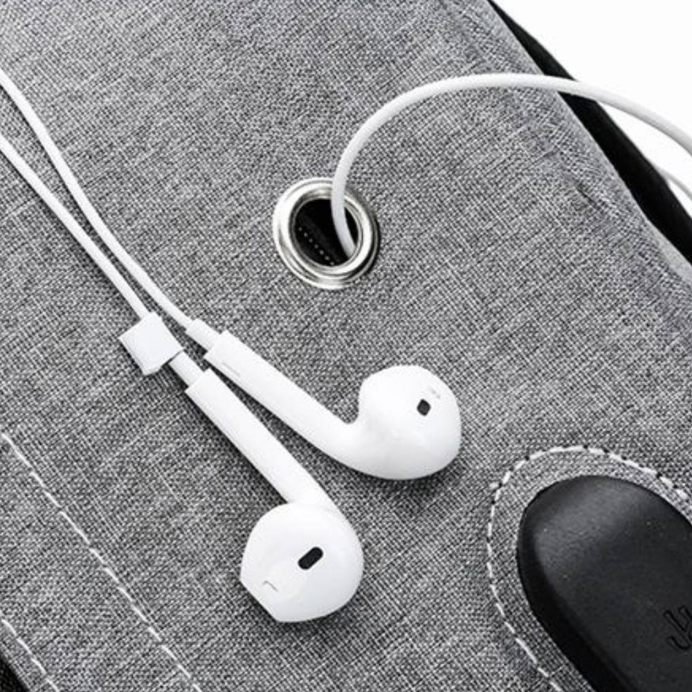 Passe-câble pour écouteurs intégré au sac à dos ordinateur portable