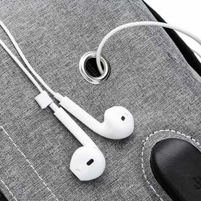 Passe-câble pour écouteurs intégré au sac à dos ordinateur portable