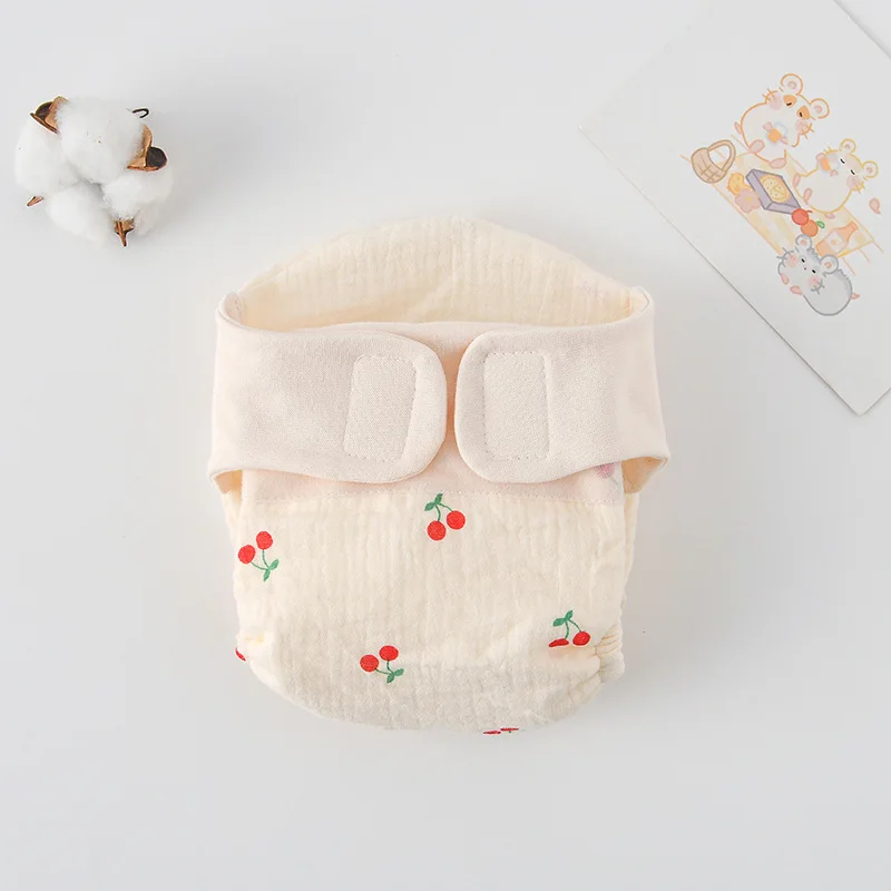 Body bébé plié à plat, motif cerise avec mise en scène coton-tige