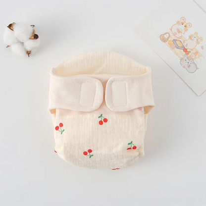 Body bébé plié à plat, motif cerise avec mise en scène coton-tige