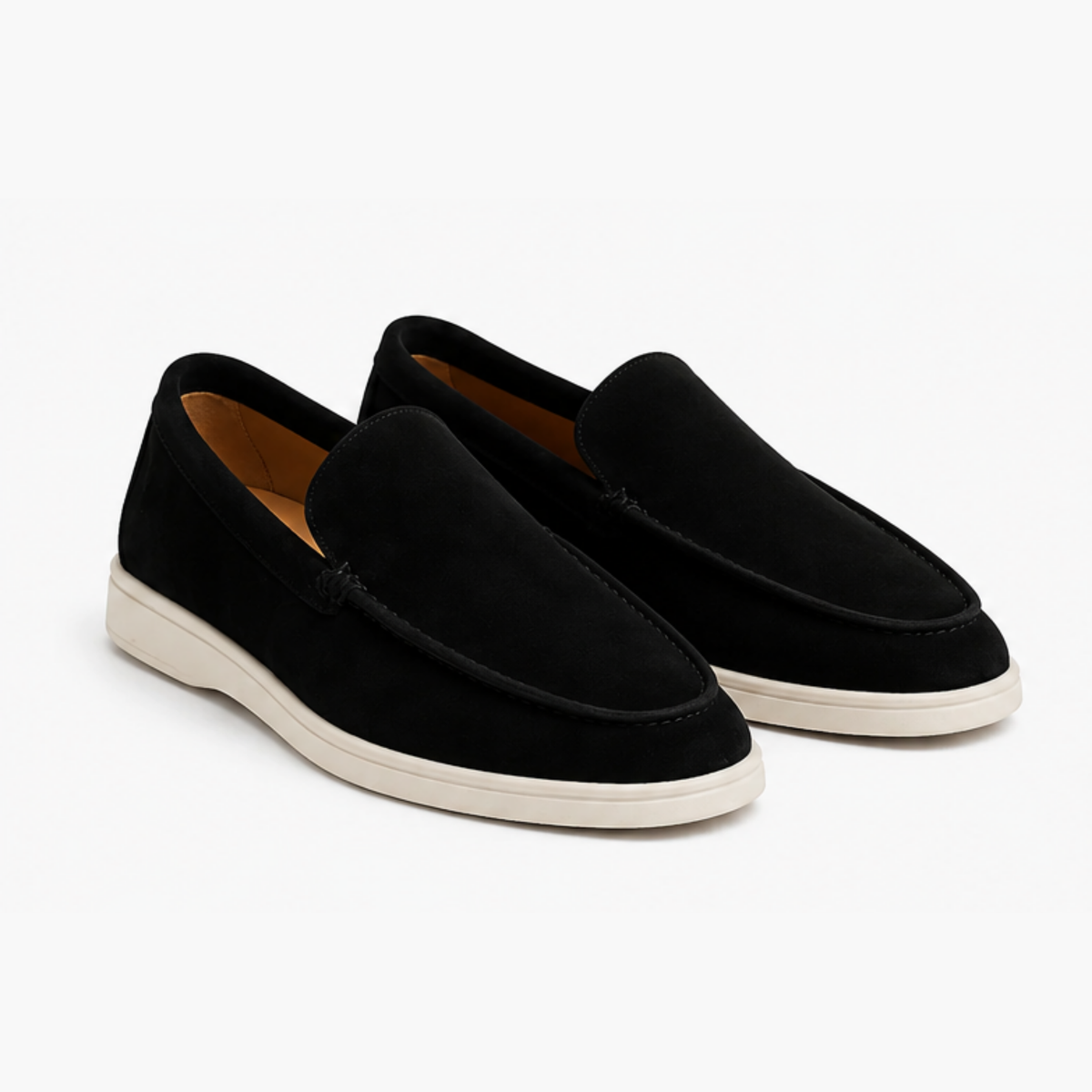 Paire de mocassins homme noirs en suédine, design minimaliste et semelle crème