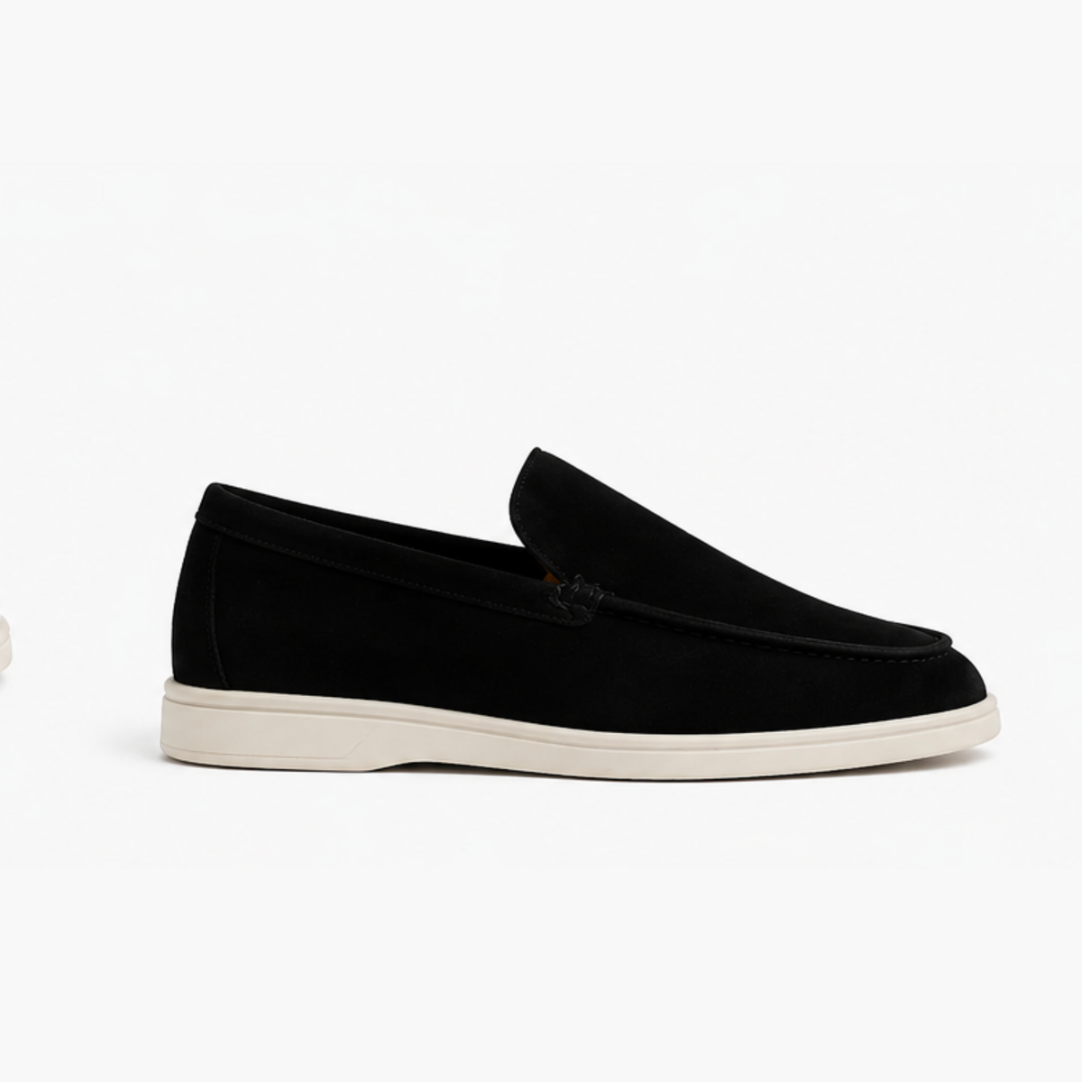 Mocassin homme noir en suédine vu de profil, ligne épurée