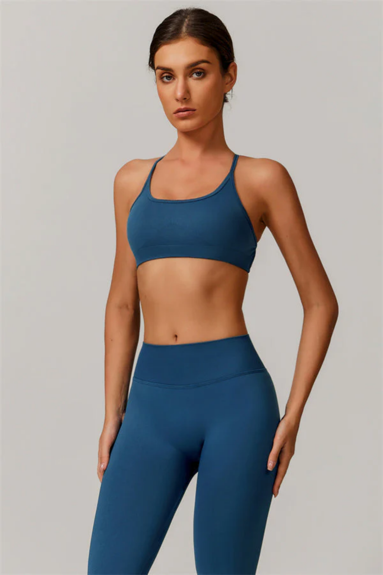 Completo Sportivo Donna Seamless – Reggiseno a Fascia con Incrocio sulla Schiena e Leggings Modellanti