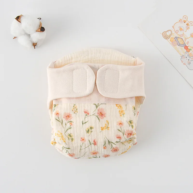 Body bébé plié à plat, motif fleurs sauvages roses et jaunes