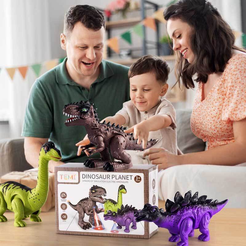 Famille découvrant le coffret du dinosaure marcheur électronique