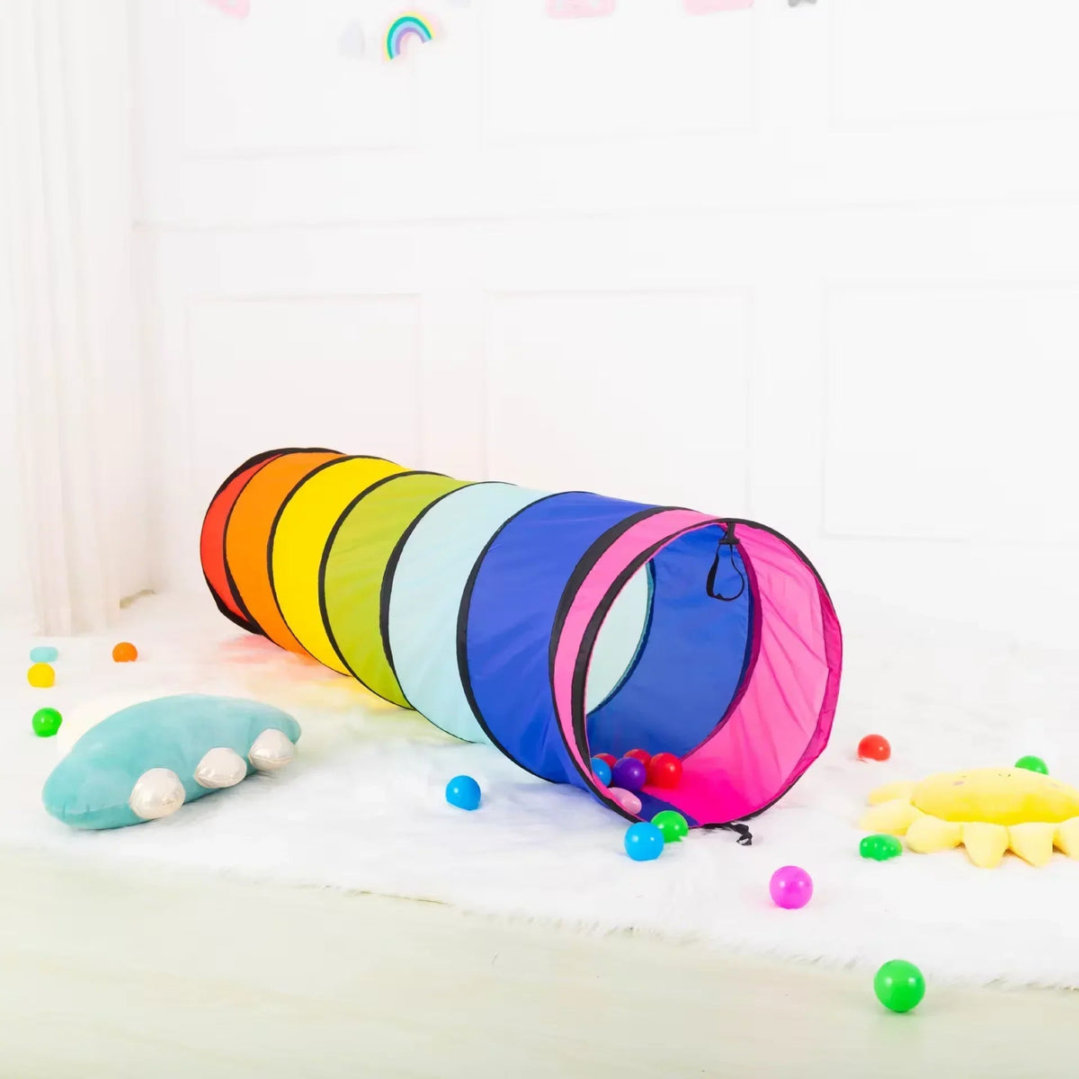 Tunnel de jeu arc-en-ciel installé en intérieur pour les enfants