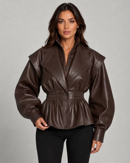 Veste peplum femme similicuir marron foncé portée de face, col structuré et zip
