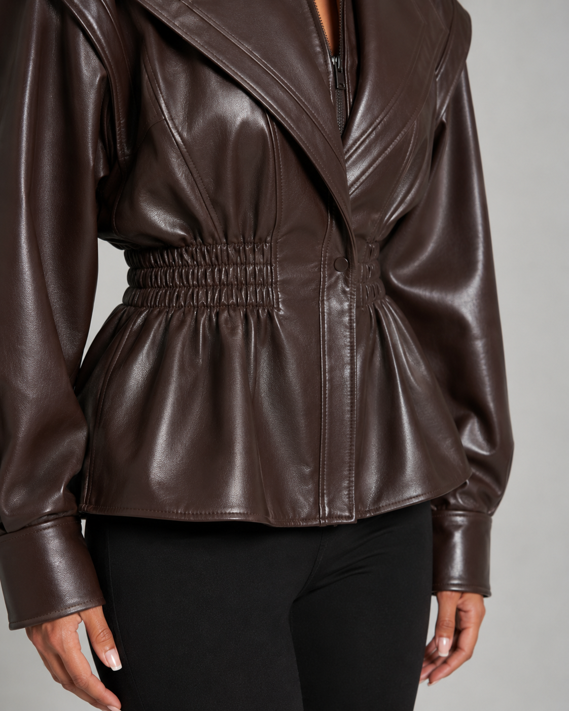 Détail de la taille froncée et du bas peplum de la veste marron foncé