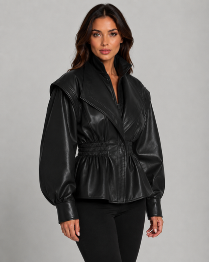 Veste peplum similicuir noire vue de trois quarts, manches bouffantes et taille cintrée