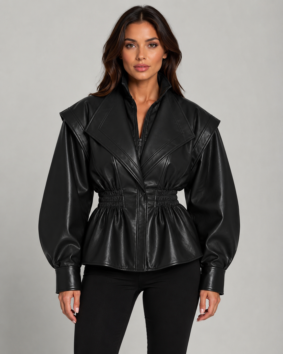 Veste peplum femme similicuir noire portée de face, zip fermé et grand col à revers