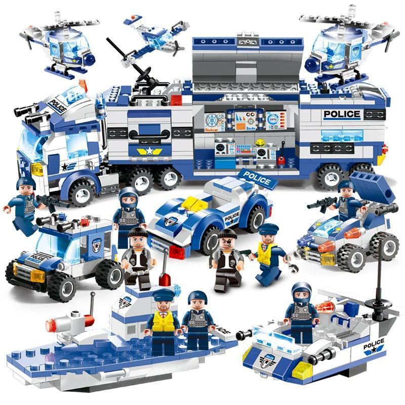Camion de police, hélicoptère et voitures de patrouille assemblés avec figurines de police