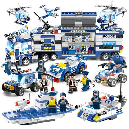 Camion de police, hélicoptère et voitures de patrouille assemblés avec figurines de police