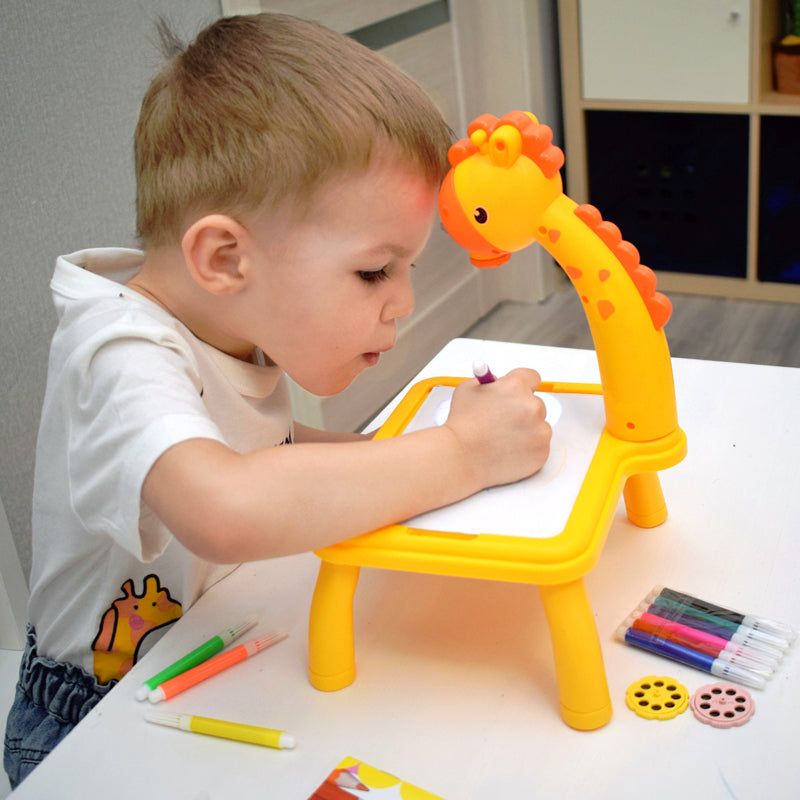 Enfant traçant une image projetée sur la table à dessin dinosaure jaune