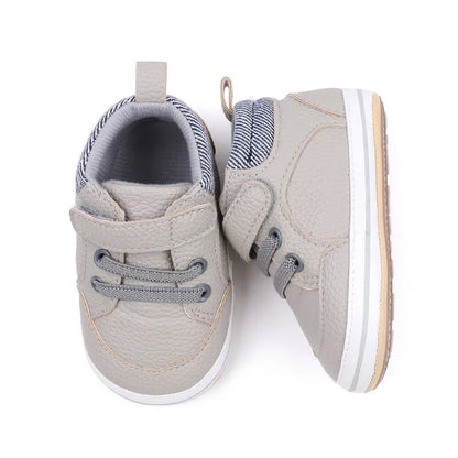 Chaussures bébé antidérapantes, détail de la fermeture scratch
