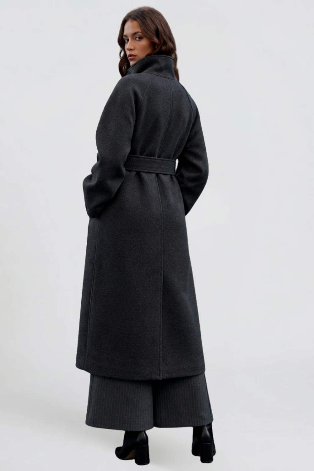 Manteau en laine à ceinture avec silhouette droite