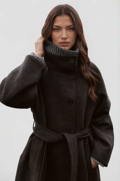 Manteau en laine à ceinture avec silhouette droite