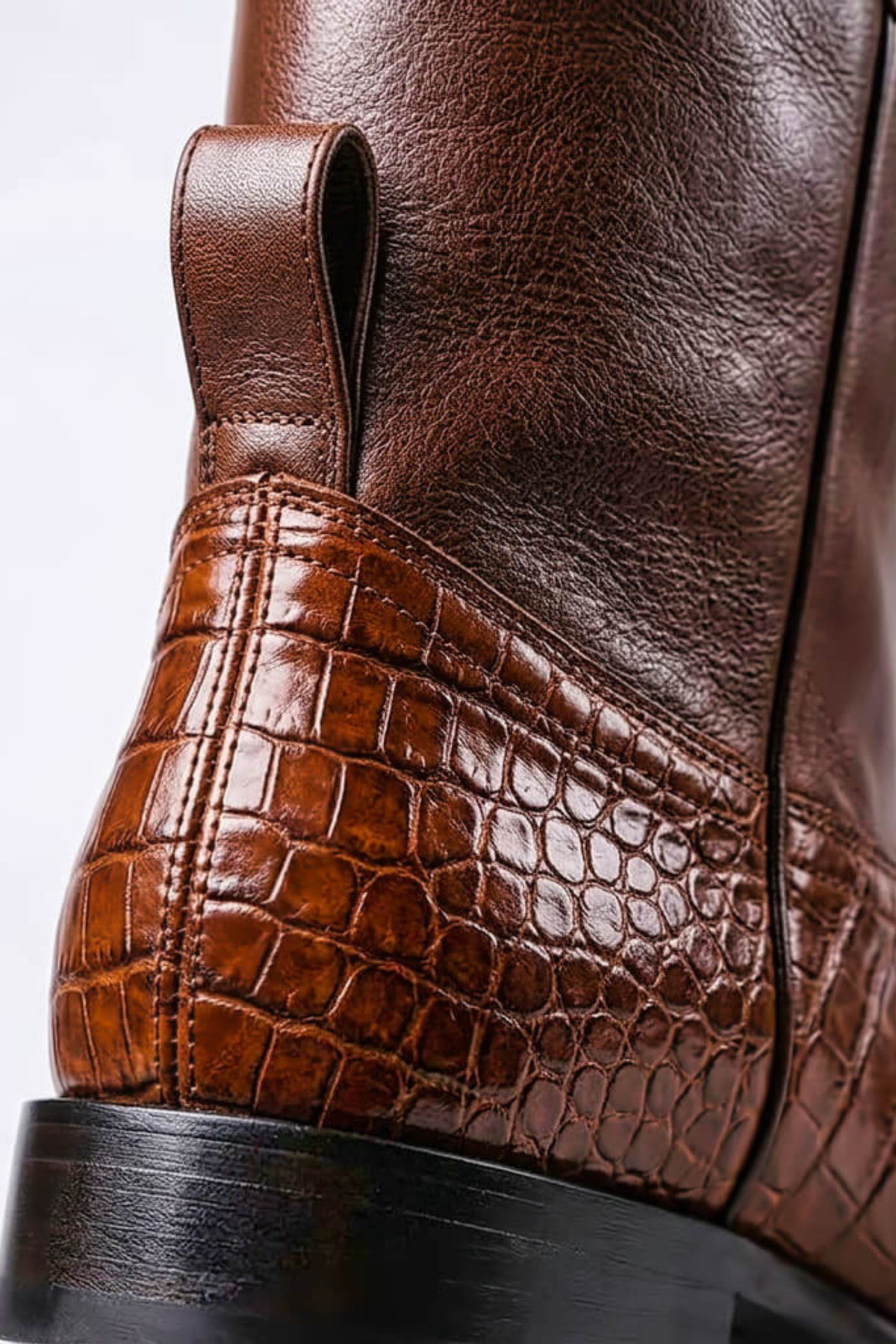 Bottes en cuir vintage texturé femme, détail de la texture du cuir