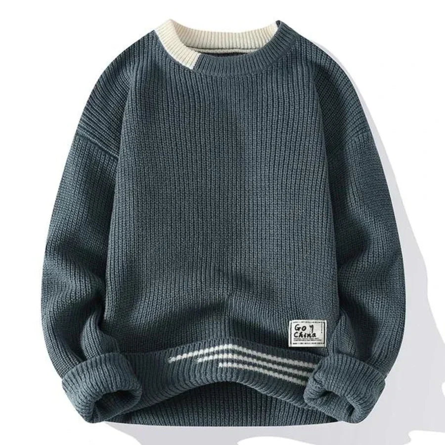 pull oversize homme porté avec une tenue décontractée, vue d'ensemble
