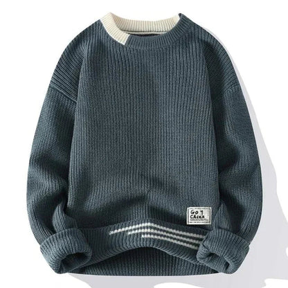 pull oversize homme porté avec une tenue décontractée, vue d'ensemble