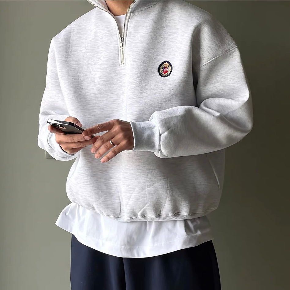 Pull demi-zip en coton porté avec une tenue casual