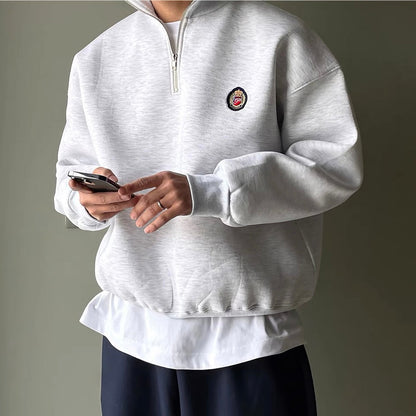 Pull demi-zip en coton porté avec une tenue casual