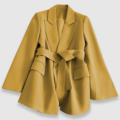 Blazer à manches cape et taille cintrée avec ceinture, vue de trois-quarts
