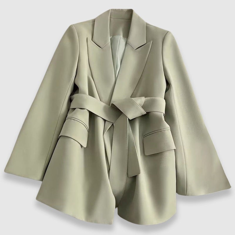 Gros plan sur la ceinture en polyester à nouer assortie au blazer