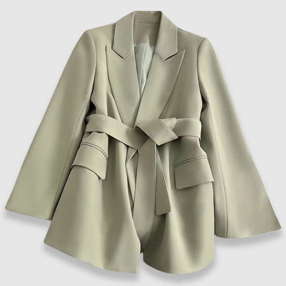 Gros plan sur la ceinture en polyester à nouer assortie au blazer