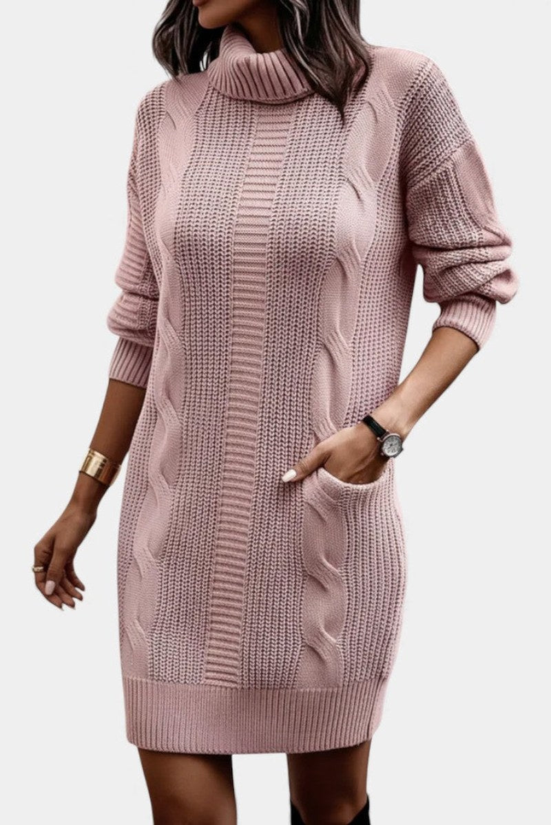 détail du col roulé de la robe en maille pour femme