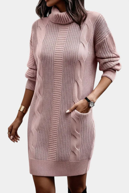détail du col roulé de la robe en maille pour femme