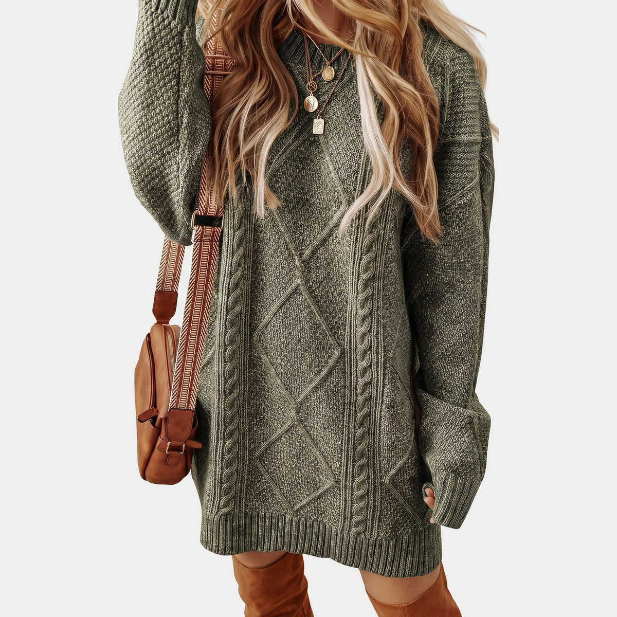 Détail du tricot à motifs torsadés de la robe pull oversize