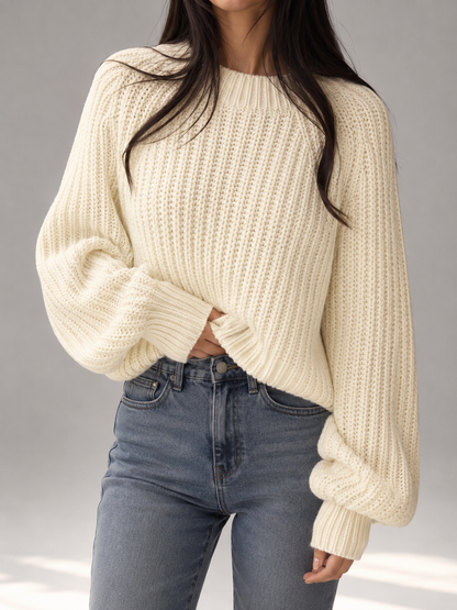 chandail oversized en maille épaisse, modèle portant le chandail avec des leggings