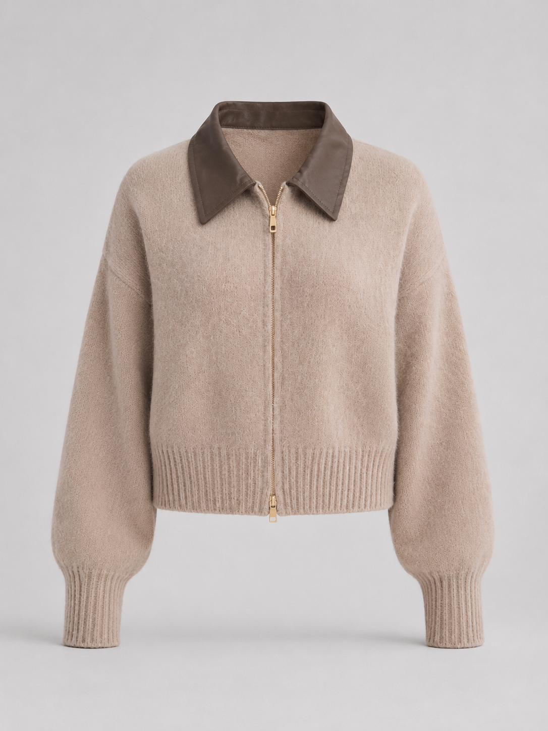 cardigan en maille douce, porté avec des jeans et des baskets