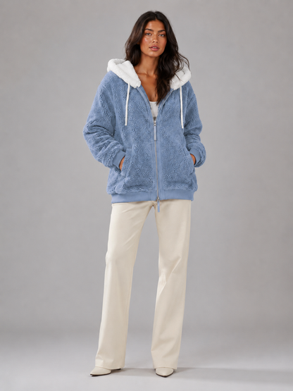 Veste matelassée à capuche pour femme, modèle portant la veste
