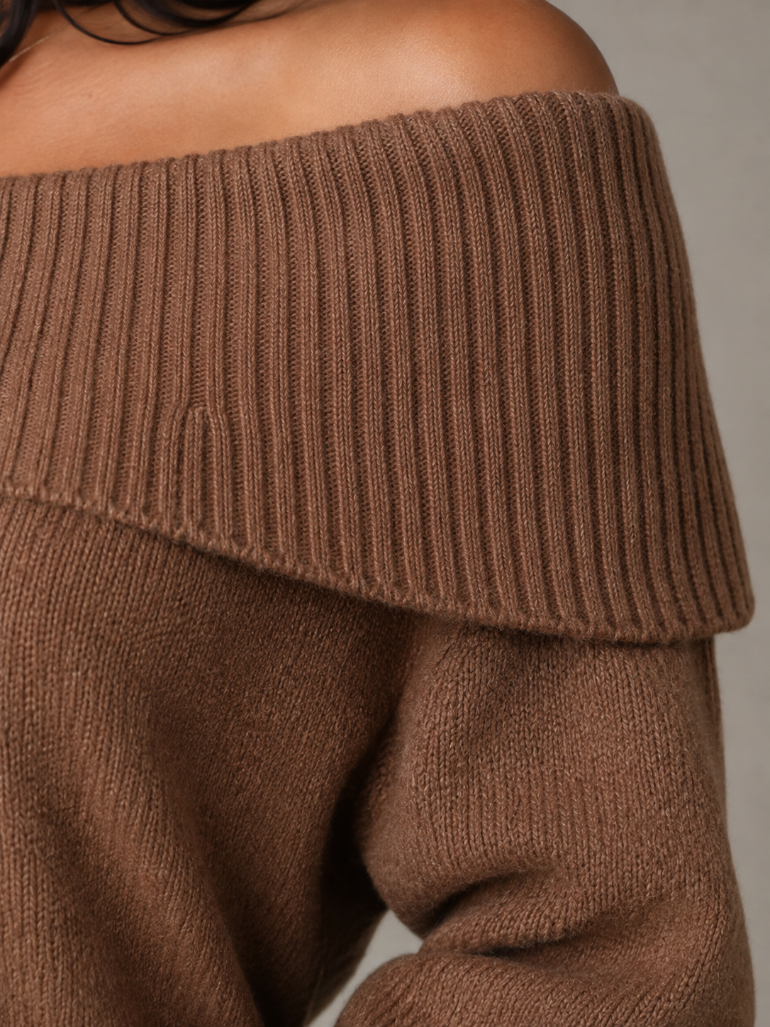 pull-over épaule dévoilée avec bande plissée, sur mannequin