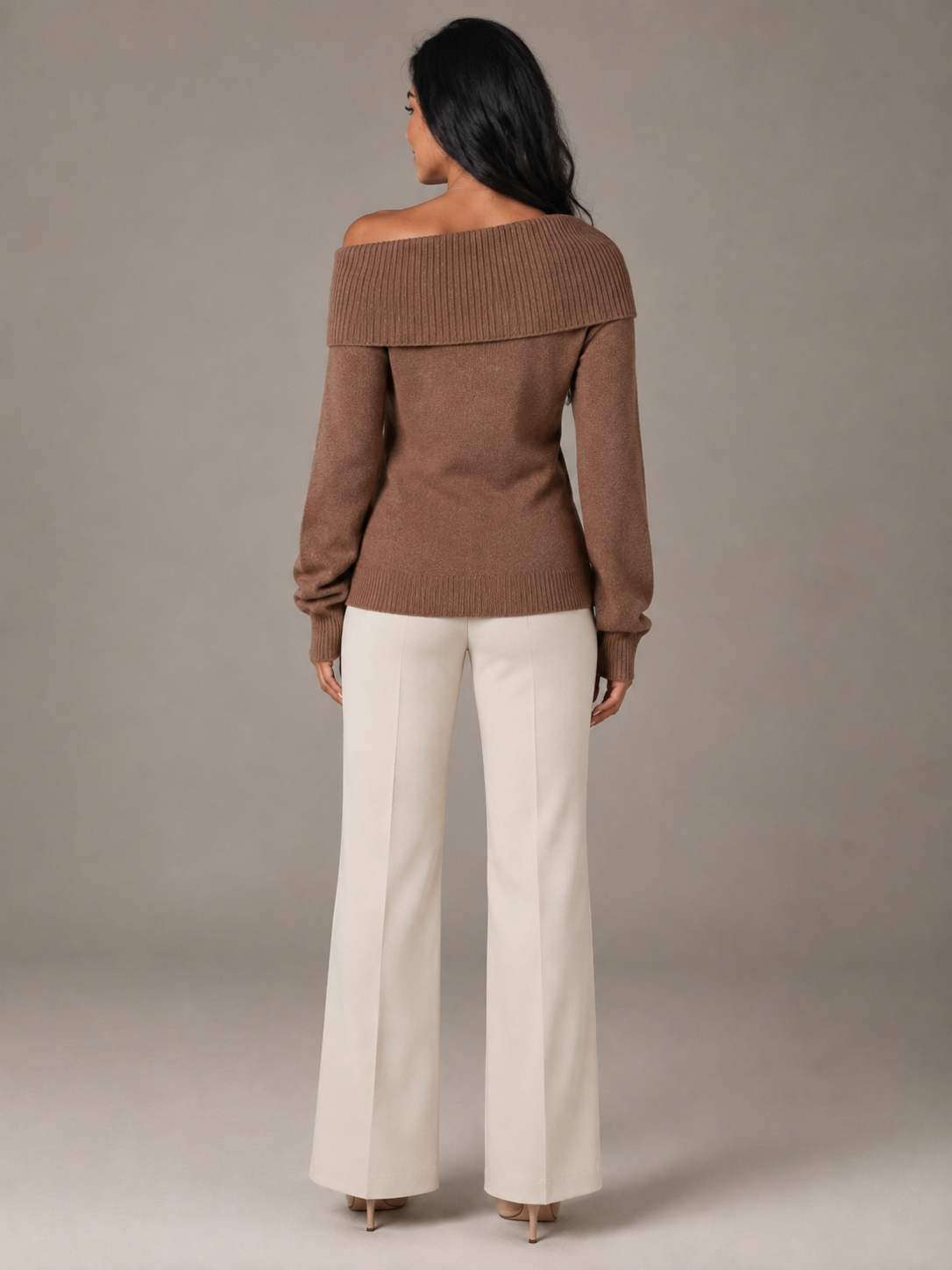 pull-over épaule dévoilée avec bande plissée, avec un pantalon taille basse
