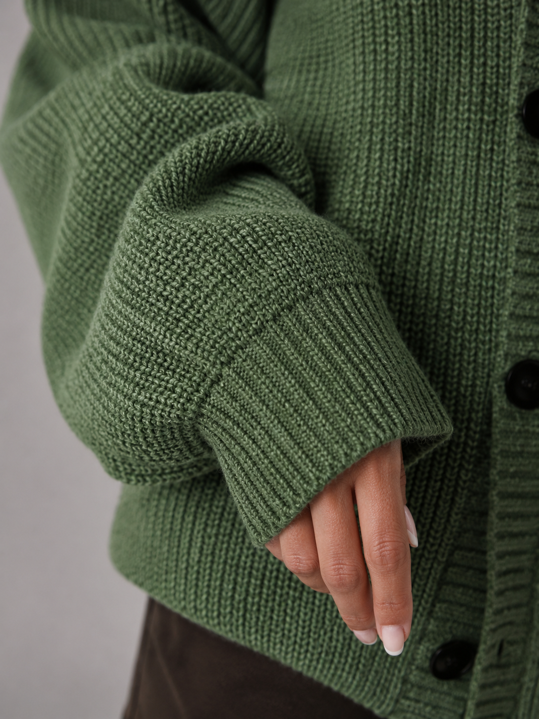 cardigan oversized en maille épaisse, détail des poches en patch